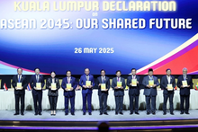 Les dirigeants des pays de l'ASEAN et du Timor-Leste signent a Déclaration de Kuala Lumpur « ASEAN 2045 : Notre avenir commun ». Photo : VNA