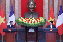 Conférence de presse commune des présidents Luong Cuong et Emmanuel Macron, le 26 mai à Hanoï. Photo: VNA