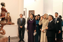 Ngô Phuong Ly et Brigitte Macron au Musée des Beaux-Arts du Vietnam, à Hanoï. Photo: VNA