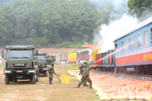 Les troupes chimiques pratiquent la décontamination radioactive lors d'un exercice. Photo: qdnd