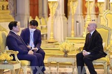 Le Premier ministre vietnamien Pham Minh Chinh (gauche) et le Roi du Cambodge Norodom Sihamoni. Photo : VNA.