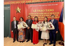 Remise des certificats de mérite aux individus et aux collectifs ayant obtenu des résultats excellents dans l’enseignement et l’apprentissage de la langue vietnamienne en République tchèque. Photo: L'ambassade du Vietnam en R. tchèque
