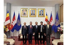 L'ambassadeur du Cambodge au Vietnam, Chay Navuth, décerne des médailles royales Sahametrei à 3 employés qui ont apporté des contributions aux activités de l’ambassade du Cambodge au Vietnam pendant de nombreuses années. Photo : baquocte.vn