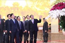 Le Premier ministre Pham Minh Chinh (premier à droit) présente au président de l'Assemblée nationale sud-coréenne Kim Jin-pyo (3e à gauche) des héritages culturels du Vietnam. Photo : VNA.