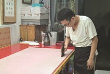Bùi Tiên Phuc dans son atelier Han Nôm Duong, spécialisé en restauration de livres anciens et manuscrits. Photo : NVCC/CVN.