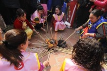 Des femmes font cuire le riz. Photo: CVN/VNA