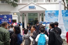 Des jeunes et d’enfants à la grande Journée portes ouvertes de l’Institut français de Hanoï, le 18 février. Photo : CVN.