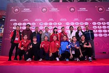 L'ambassadrice du Vietnam au Kazakhstan, Pham Thai Nhu Mai, et les athlètes vietnamiennes. Photo : thoidai.com.vn