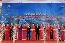 Les délégués coupent la bande d'inauguration de la route côtière Ha Long - Câm Pha. Photo : NDEL.