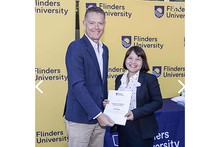 La docteure Ngô Tuyêt Mai reçoitle prix d'excellence en enseignement à l'université Flinders. Photo : Tuyêt Mai.