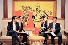 Le ministre des Transports Nguyên Van Thang (à droite) et le directeur général de Adani Ports and Special Economic Zones (APSEZ) Karan Adanin. Photo: VNA