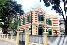 L’ancienne villa située au 49, rue Trân Hung Dao - au 46, rue Hang Bai, à Hanoï, est restaurée selon les principes et les méthodes appliqués en France. Photo: hanoimoi.com.vn