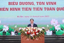 Le Premier ministre Pham Minh Chinh préside la conférence du Conseil central d'émulation et de récompense. Photo : VNA