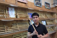 L’Artisan national dans la fabrication d’instruments de musique traditionnels Nguyên Van Mao. Photo : Quê Anh/CVN.