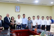 Le président du Comité populaire de la ville de Dà Nang, Lê Trung Chinh, offre un cadeau de souvenir au représentant de la compagnie MM Mega Market Vietnam. Photo: baodautu.vn