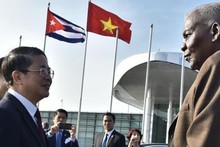 Le Président de l’Assemblée nationale cubaine Esteban Lazo Hernandez à son arrivée à l’aéroport international de Nôi Bài . Photo: VNA