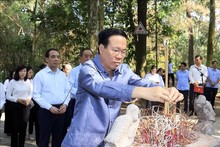 Le Président Vo Van Thuong offre de l'encens en hommage au Président Hô Chi Minh. Photo : VNA.