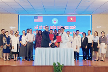La signature de l'accord de coopération entre l'hôpitale de Dà Nang et la Mayo Clinic. Photo : doanhnghiepvn.vn
