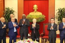 Le Secrétaire général du Parti communiste du Vietnam, Nguyên Phu Trong (3e, de droite à gauche) et le Président de l’Assemblée nationale du Pouvoir populaire Esteban Lazo Hernández (4e), à Hanoi, le 27 septembre. Photo : VNA.