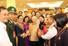 Le SG du PCV, Nguyên Phu Trong (au milieu) rencontre des personnes exemplaires dans le mouvement de suivre l’exemple du Président Hô Chi Minh. Photo : VNA.