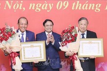 Le Premier ministre Pham Minh Chinh (au milieu), l’ancien Vice-Premier ministre permanent Truong Hoa Binh (gauche) et l’ancien Vice-Premier ministre Pham Gia Khiem. Photo : VNA.