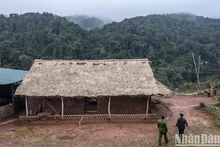 La maison traditionnelle « nhà trình tường » au tripoint frontalier. Photo : NDEL.