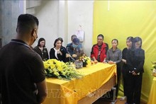 Autorités et habitants locaux expriment leurs condoléances à la famille du défunt marin Dang Duy Kiên, dans le quartier de Dang Lâm, arrondissement de Hai An, ville de Hai Phong. Photo : VNA.