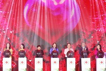 La Présidente par intérim de la République Vo Thi Anh Xuân lance le Mois humanitaire national 2024 à la ville de Diên Biên Phu. Photo: VNA