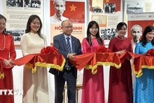 Des délégués coupent la bande d'inauguration de l'exposition. Photo : VNA.
