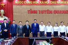Les dirigeants de la province et des Services de la province de Tuyn Quang et la délégation du Groupe Tata Daewoo KGM. Photo : baodautu.vn