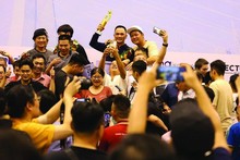 Brandissant le trophée de la Coupe du monde de billard carambole à trois bandes, Trân Duc Minh est entouré de ses fans. Photo : CTV/CVN.