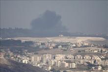 Fumée après une frappe aérienne israélienne sur Qantara, au Liban, le 22 septembre 2024. Photo : Xinhua/VNA.