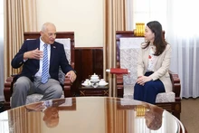 La vice-ministre Nguyên Minh Hang (à droite) et Reha Denemec, président du Conseil d'affaires Turquie-Vietnam (à gauche). Photo: baoquocte.vn