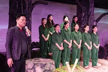 Le réalisateur Le Quy Duong, auteur du livre "Légende de la jeunesse"c et acteurs de la pièce du même nom. Photo : nhandan.vn