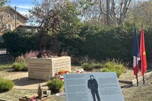 La statue de fer représentant un soldat-ouvrier honoré en deux langues : vietnamien et français. Photo : VNA.