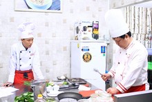 Kim Chey Peng, un jeune homme de Phnom Penh, trouve son grande inspiration dans le « phở vietnamien ». Photo : thoidai.com.vn