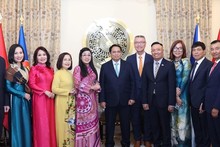 Le Premier ministre Pham Minh Chinh, son épouse et des Vietnamiens en République tchèque. Photo : VNA.