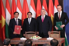 Le Premier ministre Pham Minh Chinh et le Premier ministre hongrois Viktor Orbán ont assisté à la signature d'un document de coopération entre le ministère des Affaires étrangères du Vietnam et le ministère des Affaires étrangères et du Commerce extérieur de Hongrie lors de la visite officielle en Hongrie, en janvier 2024. Photo: VNA