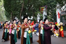 Le Têt vietnamien n'est pas seulement une occasion de raviver les beaux souvenirs du Têt d'antan, mais aussi un événement culturel visant à présenter aux amis internationaux un Vietnam riche en identité, accueillant et chaleureux. Photo d'illustration : VNA.