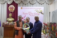 Md. Shah Alam, président du Parti communiste du Bangladesh (gauche) félicite la tenue de cette cérémonie. Photo : VNA.