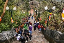 Les visiteurs dans les destinations spirituelles prisées de Quang Ninh. Photo : VOV.vn