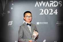 Nam Khanh a reçu le prix "Jeune Talent" lors de la cérémonie des Vietnam International Awards organisée à Londres, au Royaume-Uni. Photo : baoquocte.vn