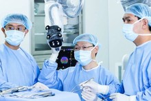 Le docteur Chu Tân Si analyse la corrélation entre la tumeur et les faisceaux nerveux du patient grâce au robot IA. Photo : Hôpital Général Tâm Anh, Hô Chi Minh-Ville.