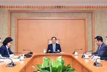 Le vice-Premier ministre et ministre des Affaires étrangères (AE) du Vietnam, Bui Thanh Son, a eu une conversation téléphonique avec le ministre turc des AE, Hakan Fidan. Photo : VNA.