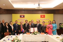 Cérémonie de signature de l'accord de coopération entre le Comité populaire de la province de Dak Lak (Vietnam) et les autorités de la province d'Attapeu. Photo : tienphong.vn