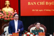 Le Premier ministre Pham Minh Chinh (debout) travaille avec le Groupe de l’industrie et des télécommunications de l’Armée (Viettel). Photo : VNA.