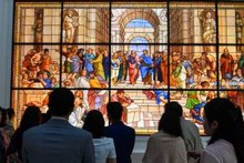 Le vitrail classique « The School of Athens » est l'un des artefacts les plus remarquables du musée.