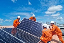 Les ouvriers de la Compagnie générale d'électricité de Hô Chi Minh-Ville installent un système solaire sur le toit. Photo : nhandan.vn