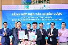 La signature d’un partenariat pour le développement de nouveaux projets de zones industrielles selon une approche écologique. Photo : nhandan.vn