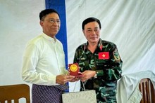 Le général de brigade Pham Van Ty (à droite), vice-directeur du Département des Secours et du Sauvetage relevant de l’État-major général, et chef de la délégation de l'Armée populaire vietnamienne, présente un cadeau au représentant du ministère de la Solidarité sociale, de la Gestion des catastrophes et de la Reconstruction du Myanmar. Photo : nhandan.vn